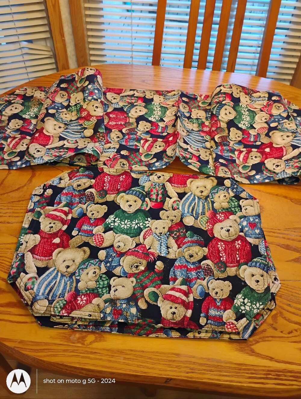 Holiday Teddy Bear Placemat And Table Runner Set - Multicolor Bears on Black